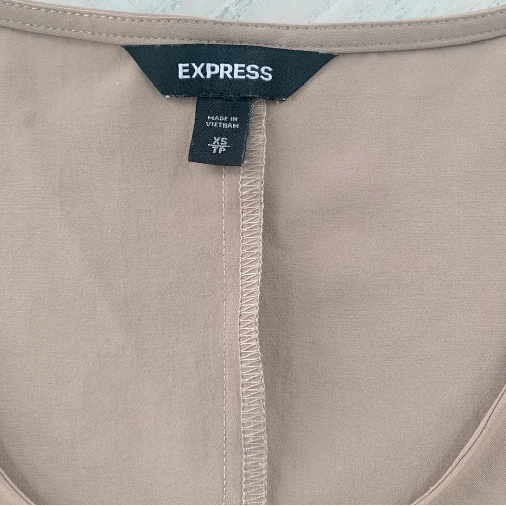 Express top perfect for the office or casual wear. Lightweight Sz XS. - Picture 2 of 6